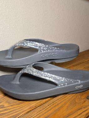 🤩Nearly New Oofos Oolala Luxe Recovery / Comfort Flip Flops